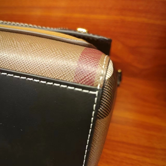 Burberry Note Bag in Birch Brown - Picture 4 of 9